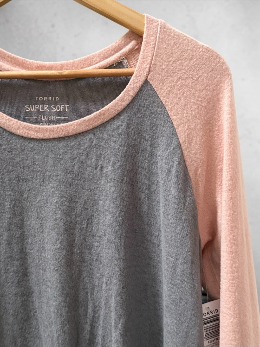 NWT Torrid Women’s Soft Plush Baseball Raglan Tee - Pink & Gray! Medium/Large! - Picture 4 of 9